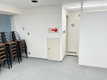 【入口側に男女共用トイレがあります】 - 【閉店】TIME SHARING 代々木 新宿明治通りビル 【閉店】3Fの室内の写真
