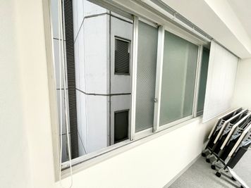 【スペース内の窓は開閉可能です】 - 【閉店】TIME SHARING 代々木 新宿明治通りビル 3Fの室内の写真
