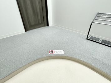 【3階多目的スペースは土足禁止です。入口で靴をお脱ぎください】 - 【閉店】TIME SHARING 代々木 新宿明治通りビル 3Fの室内の写真
