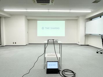 【無料備品のプロジェクターで映像を大きく投影することが出来ます】 - 【閉店】TIME SHARING 代々木 新宿明治通りビル 【閉店】3Fの室内の写真