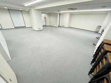 【土足禁止なので、地べたに座ってのオフサイトミーティングや、ママ会、ベビー会にもオススメ♪】 - 【閉店】TIME SHARING 代々木 新宿明治通りビル 【閉店】3Fの室内の写真