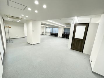 【後方に入口があり、扉を開けるとすぐスペースがあります】 - 【閉店】TIME SHARING 代々木 新宿明治通りビル 【閉店】3Fの室内の写真