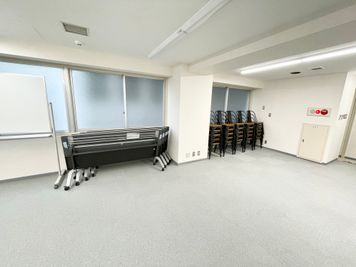 【室内には机×4、椅子×25あるので、椅子を並べてシアター形式にしたり自由にレイアウトを作っていただけます！】 - 【閉店】TIME SHARING 代々木 新宿明治通りビル 【閉店】3Fの室内の写真