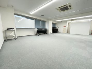 【ホワイトボードやハンガーラックもございます】 - 【閉店】TIME SHARING 代々木 新宿明治通りビル 【閉店】3Fの室内の写真