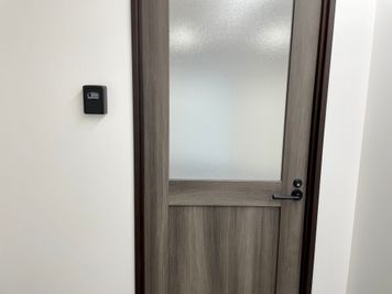 【入口扉付近についているキーボックスを、予約完了メールに記載している番号で開けて中から鍵を取り出し、ご入室いただきます】 - 【閉店】TIME SHARING 代々木 新宿明治通りビル 【閉店】3Fの室内の写真