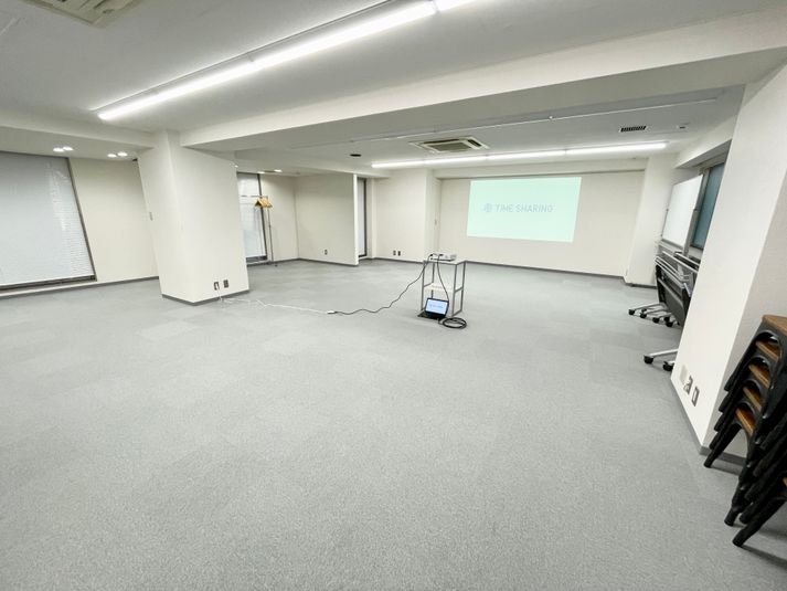 【代々木駅より徒歩3分！最大40名収容のリーズナブルな多目的スペースが登場♪】 - 【閉店】TIME SHARING 代々木 新宿明治通りビル 【閉店】3Fの室内の写真
