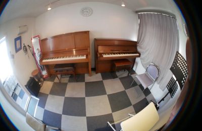  吉田ピアノスタジオ Cst 生ピアノで練習できます。piano 2台の室内の写真