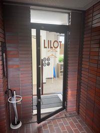 シャリオンビル３階に上がって頂きこちらのドアよりお入りください。 - LILOT東山（リロ）Study Space LILOT東山 (リロ) Study＆Work Spaceの外観の写真