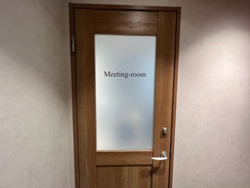 いいオフィス五反田駅前 【五反田駅直結】8名会議室（モニター完備）の入口の写真