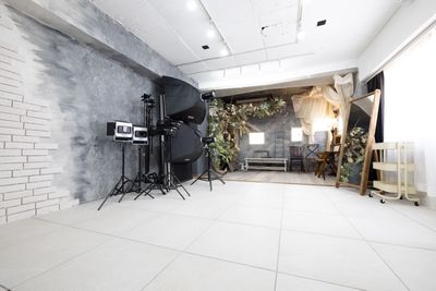 10種類の壁と2種類の床で多彩なアレンジが楽しめます - studio owl 御茶ノ水駅前店｜撮影スタジオ 10種類の背景で撮影できる機材全部無料のデザイナーズ撮影スタジオの室内の写真