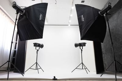 ホワイトバックペーパーは2.72mなので全身撮影が可能です - studio owl（スタジオオウル）御茶ノ水駅前店 10種類の背景で撮影できる機材全部無料のデザイナーズ撮影スタジオの設備の写真