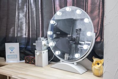 可動式ハリウッドミラー。もちろんwifiとBluetoothスピーカー完備 - studio owl 御茶ノ水駅前店｜撮影スタジオ 10種類の背景で撮影できる機材全部無料のデザイナーズ撮影スタジオの室内の写真