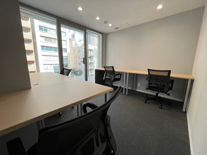 集中したい作業やWeb会議に最適な4名様個室です。 - BasisPoint 西新宿店 4名個室の室内の写真