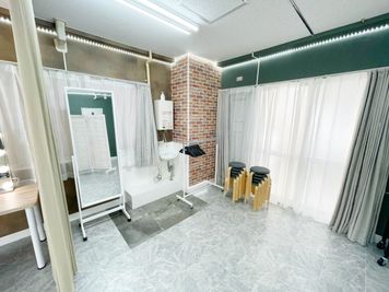 BIANCO四谷 【四ツ谷駅徒歩２分の撮影スタジオ】高い天井｜撮影用備品無料貸出の室内の写真