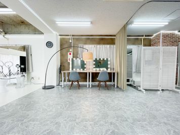 BIANCO四谷 【四ツ谷駅徒歩２分の撮影スタジオ】高い天井｜撮影用備品無料貸出の室内の写真