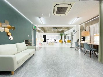 BIANCO四谷 【四ツ谷駅徒歩２分の撮影スタジオ】高い天井｜撮影用備品無料貸出の室内の写真