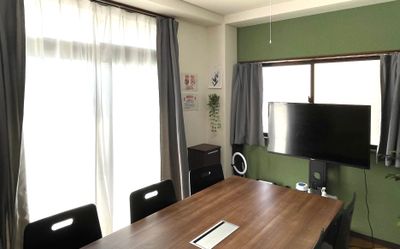 自然光はベランダ側と側面の窓からも。 - LITERA会議室浦和 「LITERA会議室 浦和」貸し会議室の室内の写真