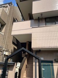 会議室のある建物の階段口 - LITERA会議室浦和 「LITERA会議室 浦和」貸し会議室の入口の写真