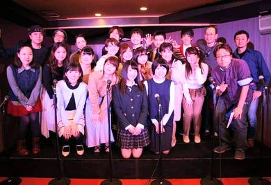 【朗読劇】や【舞台】として使用の場合、舞台上には10名～15名の出演が可能。(コロナ前の実績)
※客席から舞台上を写した写真。 - 三鷹RIスタジオ 三鷹RI劇場(アールアイ)※旧三鷹RIスタジオの室内の写真