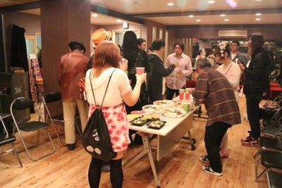 パーティーの様子(参加者25人規模時) - 三鷹RIスタジオ 三鷹RI劇場(アールアイ)※旧三鷹RIスタジオの室内の写真