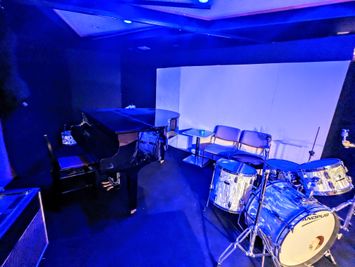 舞台上にはグランドピアノ(別料金)、ドラムセット(別料金)などを常設。PA使った音楽ライブ、プロジェクターによる上映会などにも利用できます。 - 三鷹RIスタジオ 三鷹RI劇場(アールアイ)※旧三鷹RIスタジオの室内の写真