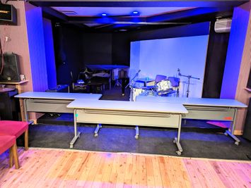 【ダンススペース】として利用の場合は舞台上は利用できません。 - 三鷹RIスタジオ 三鷹RI劇場(アールアイ)※旧三鷹RIスタジオの室内の写真
