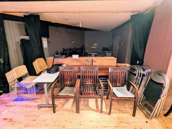 【ダンススペース】として利用の場合は、座席がスペース端に設置されています。 - 三鷹RIスタジオ 三鷹RI劇場(アールアイ)※旧三鷹RIスタジオの室内の写真