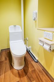 トイレは広々。洗面化粧台もついてます。 - ひらおべや ひらおべや【117】コワーキング/シェアオフィス/貸し会議室の室内の写真