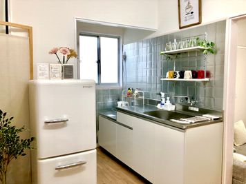 🍽️🥢キッチン流し周辺
　⚠煮炊きをする調理はできません😌
　・食器（１０名様分あり）
　・ウーバーイーツもOK/飲酒OK！ - レンタルスペース【はなまるRoom】 🔆はなまる🔆おうちスペースの室内の写真