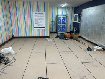 床を衝撃の少ない仕様に改修工事を行っています。 - キッズ・スポーツアカデミー レンタルスタジオの室内の写真