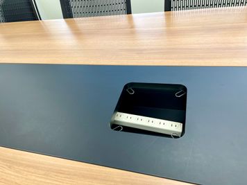 テーブルの真ん中にコンセント差し込み口があるので便利です🔌🌟 - ベンチャーデスク銀座６ 貸会議室_Fの室内の写真