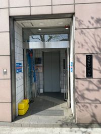 エレベーターで2Fへ。 - 浦和駅前１分グランドピアノレンタルルーム・最新防音室完備の入口の写真
