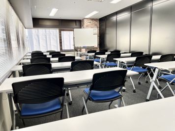 窓が広いため明るく、開放的な雰囲気の会議室です🌟（スペース左後方から） - ベンチャーデスク銀座６ 貸し会議室.Gの室内の写真