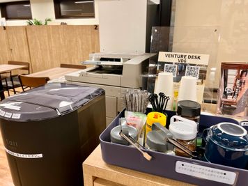 ウォーターサーバーとドリンクセットコーナーはご自由にご利用くださいませ - ベンチャーデスク銀座６ 貸し会議室.Gの室内の写真