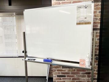 ホワイトボード備え付けです！ご自由にご利用くださいませ🍀 - ベンチャーデスク銀座６ 貸し会議室.Gの室内の写真