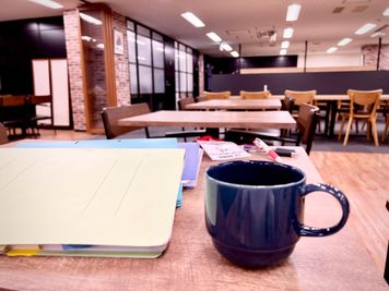 カフェのような気分で気軽にご利用いただけます（30分～短時間もOK） - ベンチャーデスク銀座６ 貸し会議室.Gの室内の写真
