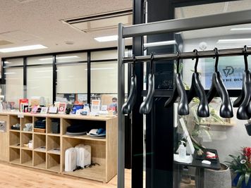 ハンガーラックはご自由にご利用ください - ベンチャーデスク銀座６ 貸し会議室.Gの設備の写真