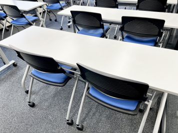 白いテーブルと、座りやすい折りたたみチェアです♪ - ベンチャーデスク銀座６ 貸し会議室.Gの室内の写真
