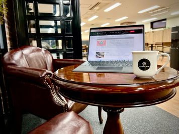 ヴィンテージデザインのソファとテーブル✨落ち着いた空間です - ベンチャーデスク銀座６ 貸し会議室.Gの室内の写真