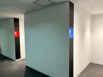 エントランス出てすぐ、同じフロアにお手洗いがあります。トイレも綺麗なので安心◎ - ベンチャーデスク銀座６ 貸し会議室.Gのその他の写真