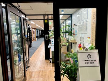 明るく開放的なエントランス - ベンチャーデスク銀座６ 貸し会議室.Gの入口の写真