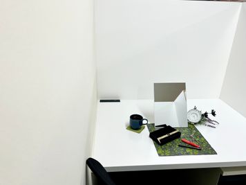 視界が遮られているため、1人で集中して作業したい時・Web会議・ゆっくりメイクしたい時などに最適です◎✨ - ベンチャーデスク銀座６ コワーキングスペース.広々ワイドブース②（モニター備付）の室内の写真