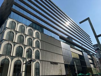 GINZA SIXの近くです - ベンチャーデスク銀座６ コワーキングスペース.広々ワイドブース③（モニター備付）の室内の写真