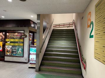 【道順②】地下通路から階段をあがります - ベンチャーデスク銀座５ 貸し会議室.N1の室内の写真