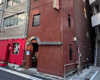 赤レンガ造りのレトロな外観のビルです。 - ブリックス神田 【ブリックス神田】グリーン溢れるブルックリンスタイルのスペースの外観の写真