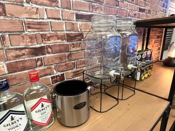 ドリンクサーバーで様々な飲み物を楽しめます。 - ブリックス神田 【ブリックス神田】グリーン溢れるブルックリンスタイルのスペースの設備の写真