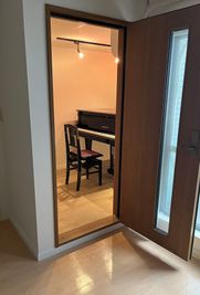 YAMAHAアビテックス完備。 - アトリエコルザピアノスタジオ グランドピアノ完備練習室、レッスン室の室内の写真