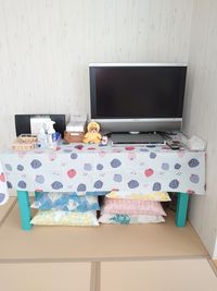テレビ、再生専用DVD、音楽プレーヤー、消毒グッズ、文房具、座布団等。
テレビは古いタイプなのでネットやYouTubeは対応できません。
 - 小さなレンタルスペース　オールドアパートメントの設備の写真