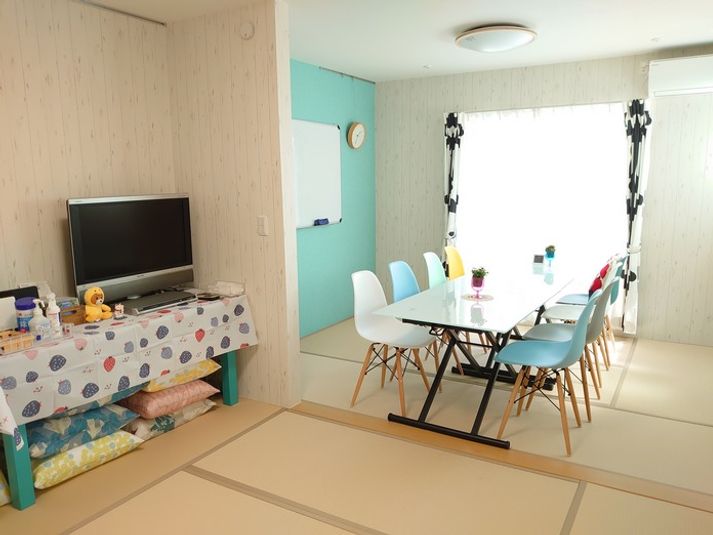 8人掛けのテーブルとイス。12畳の畳のお部屋です。 - 小さなレンタルスペース　オールドアパートメントの室内の写真