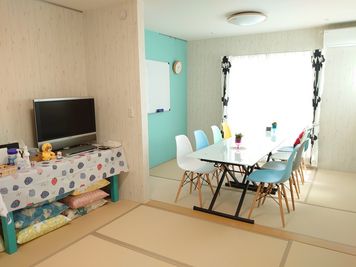 8人掛けのテーブルとイス。12畳の畳のお部屋です。 - 小さなレンタルスペース　オールドアパートメントの室内の写真